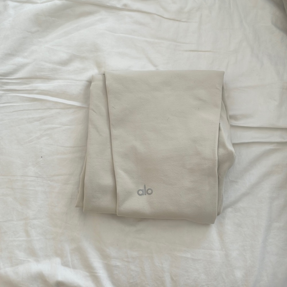 Cream Alo Leggings